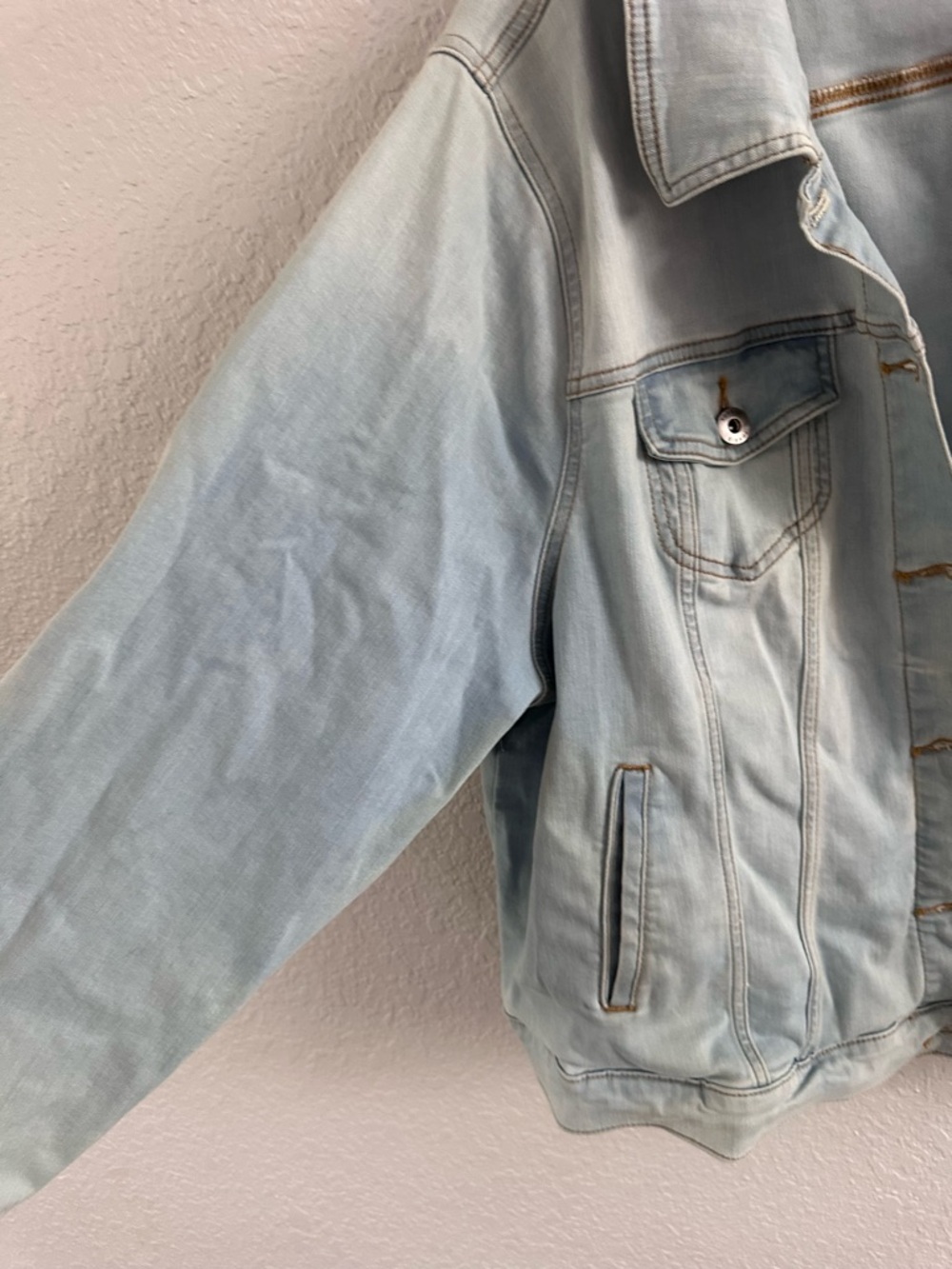 Torrid Size 4 Vintage Wash Denim Trucker Jacket Plus Size Faded Light Blue - Picture 6 of 13